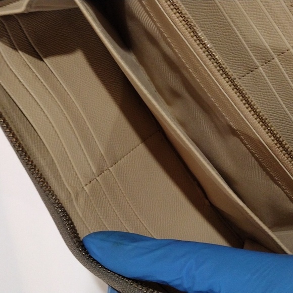 Coach Brown Leather Zip Wallet – Dual-Tone Design - Gold Logo | Sleek & Stylish - Picture 12 of 15